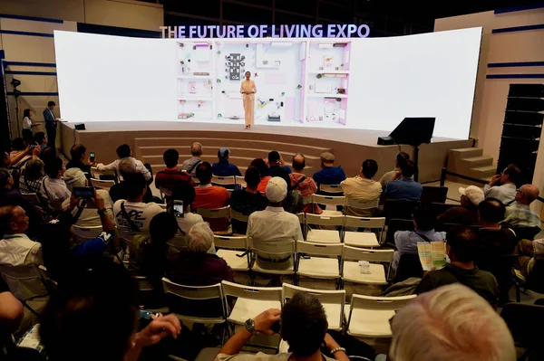 Gente Visita Future Living Expo Celebrada Por Panasonic Centro Convenciones — Foto de Stock