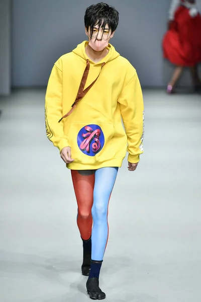 Een Model Toont Een Nieuwe Creatie Fashion Show Van Mrhua — Stockfoto