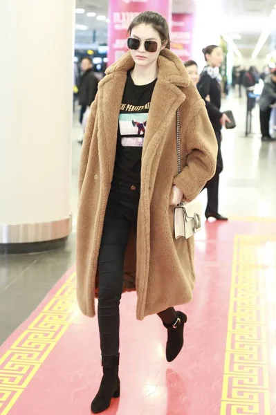 Supermodelo China Sui Con Max Mara Teddy Bear Icon Coat — Foto de Stock