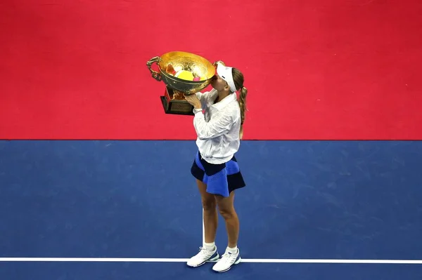 Caroline Wozniacki Van Denemarken Kussen Haar Kampioen Trofee Het Verslaan — Stockfoto