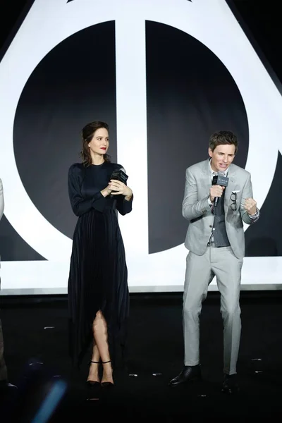 Amerykańska Aktorka Katherine Waterston Lewo Angielski Aktor Eddie Redmayne Uczestniczyć — Zdjęcie stockowe