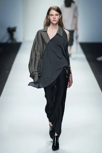 Modell Visar Skapelse Modevisning Roderic Wong Den Shanghai Fashion Week — Stockfoto