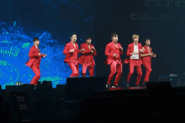 Miembros Boy Band Surcoreana Shinhwa Tocan Durante Concierto Del Aniversario —  Fotos de Stock