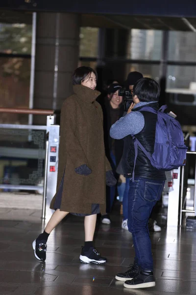 韩国模特兼女星申敏在2018年11月18日出发前抵达金浦国际机场 — 图库照片