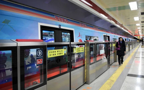 Pohled Vlak Motivem Ústava Metra Lince Metro Pekingu Čína Prosince — Stock fotografie