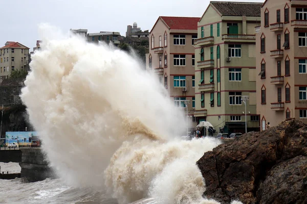 Tidal Furatok Okozta Erős Szél Typhoon Kong Rey Hit Partján — Stock Fotó