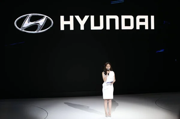 Host Parla Allo Stand Hyundai Motor Group Durante Mostra Internazionale — Foto Stock
