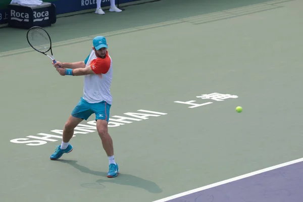 米国のブラッドリー Klahn 2018 上海市にロレックス上海マスターズ 2018 テニスのトーナメント中にショットを太郎日本ダニエルに男子シングルスの彼らの最初のラウンドの試合で返します — ストック写真