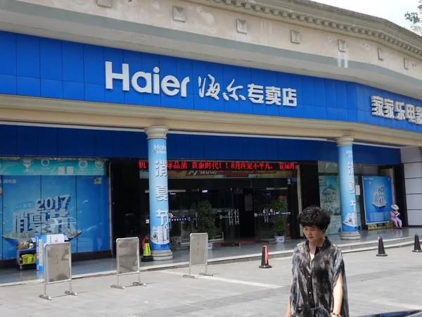 Peatón Pasa Por Una Tienda Del Gigante Electrodomésticos Qingdao Haier —  Fotos de Stock