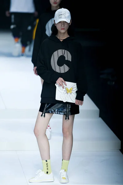 Model Displays New Creation Fashion Show Yrc China Fashion Week — Stock fotografie