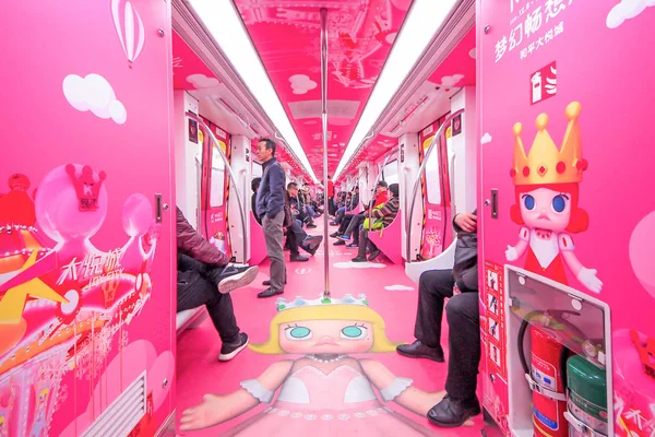 Passagiers Nemen Een Metro Versierd Met Molly Fantasy Advertenties Tianjin — Stockfoto