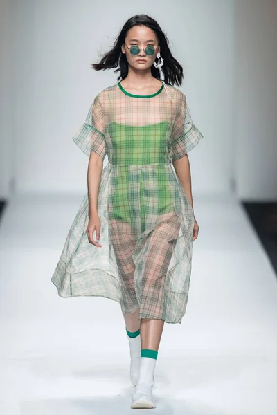 Modell Visar Skapelse Modevisning Rong Den Shanghai Fashion Week Vår — Stockfoto