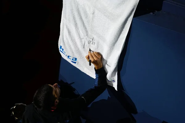 Novak Djokovic Serbia Znaków Autografy Dla Fanów Pokonaniu Borna Coric — Zdjęcie stockowe