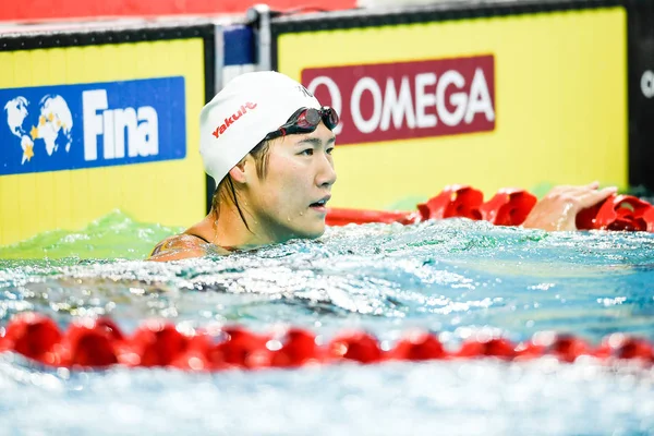 Олимпийский Чемпион Китая Плаванию Шивэнь Смотрит Бассейн После Завершения Финала — стоковое фото