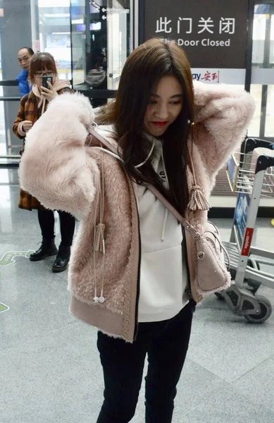 Chinese Singer Actress Jingyi Arrives Shanghai Hongqiao International Airport Departure — Stock Photo, Image