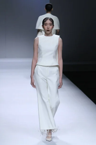 Model Displays New Creation Fashion Show Niu China Fashion Week — Stok fotoğraf