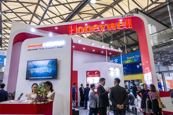 Pessoas Visitam Estande Honeywell Durante Uma Exposição Xangai China Outubro — Fotografia de Stock