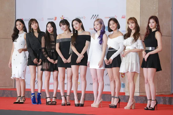 Members South Korean Girl Group Twice Pose Arrive Red Carpet — Stock Photo, Image