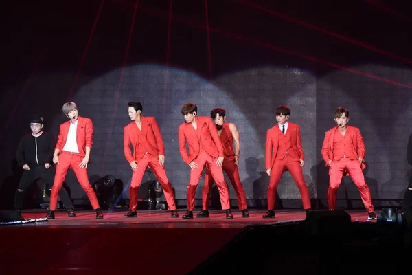 Miembros Boy Band Surcoreana Shinhwa Tocan Durante Concierto Gira Del —  Fotos de Stock