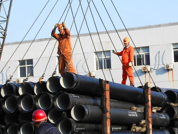 Trabalhadores Chineses Dirigem Guindaste Para Carregar Tubos Aço Serem Exportados — Fotografia de Stock