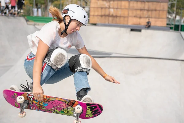 Gracz Bierze Udział Sesji Treningowej Przed 2018 Skate Park Skateboarding — Zdjęcie stockowe