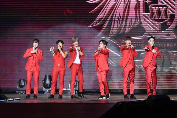 Miembros Boy Band Surcoreana Shinhwa Tocan Durante Concierto Gira Del —  Fotos de Stock