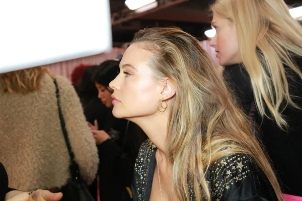 Victoria Secret Angel Namibian Model Behati Prinsloo Pictured Backstage Hair — Stock Photo, Image