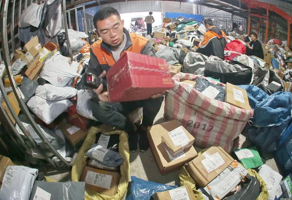 Čínští Dělníci Vydělají Pozemky Nichž Většina Online Nakupování Dvouhra Distribučním — Stock fotografie