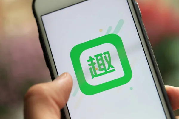 2018년 18일 상하이에서 사용자가 자신의 스마트폰에서 비디오 Qutoutiao를 사용합니다 — 스톡 사진