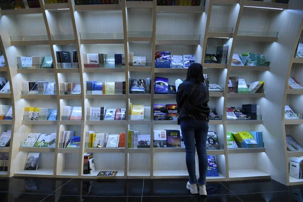 Les Clients Lisent Des Livres Librairie Zhongshuge Inspirés Par Les — Photo