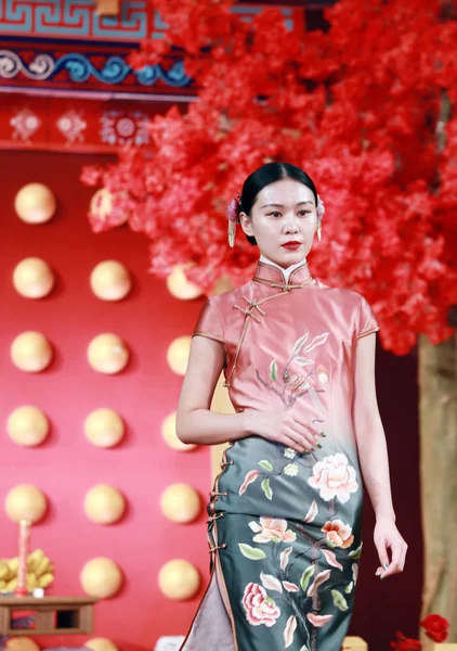 Model Displays Traditional Chinese Wedding Dress Story Yanxi Palace Themed — Stock Photo, Image