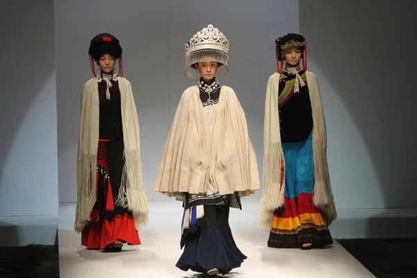 Modelos Exibem Novas Criações Desfile Moda Niu Durante China Fashion — Fotografia de Stock