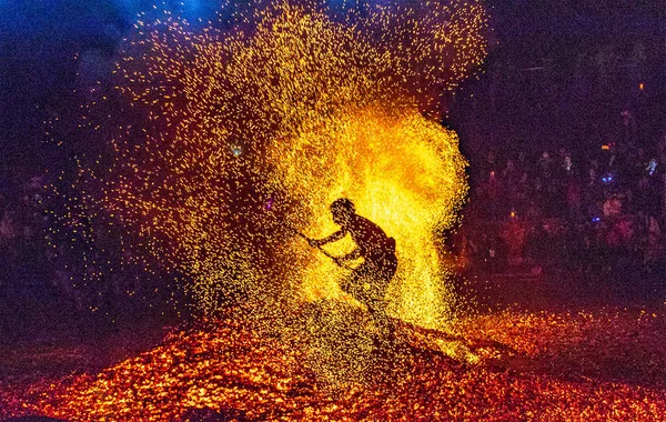 Vesničan Chodí Přes Hořící Uhlí Jak Podílí Tradiční Rituál Lianhuo — Stock fotografie