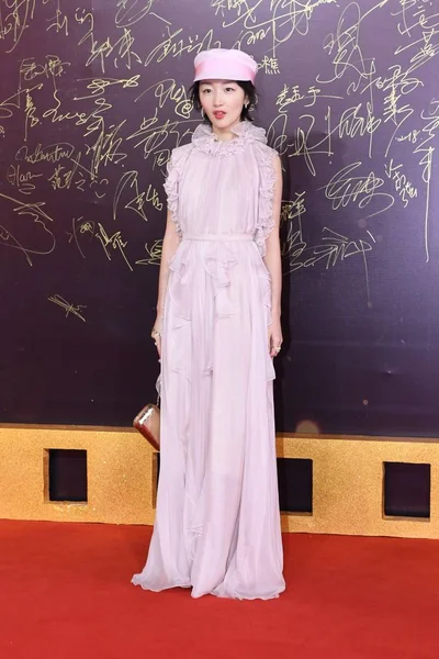 中国の女優周嶼ポーズと 2018 日の北京 授賞式 映画賞レッド カーペットに到着彼女 — ストック写真