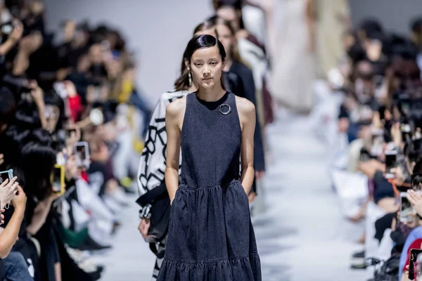 モデルは 2018 上海に上海ロンドンファッションウィークの春 2019年中 Immi のファッションショーの新しい作品を表示します — ストック写真