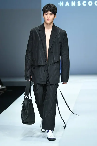 Mannequin Présente Une Nouvelle Création Défilé Mode Hanscool Par Qian — Photo