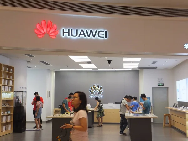 Люди Посещают Магазин Huawei Городе Шэньчжэнь Провинция Гуандун Юге Китая — стоковое фото