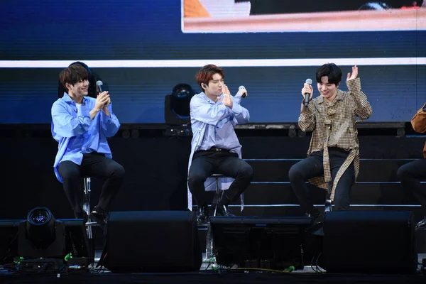 Miembros Del Grupo Infantil Surcoreano Infinite Interactúan Con Los Fans —  Fotos de Stock