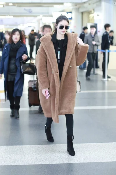 Chinese Supermodel Sui Wearing Max Mara Teddy Bear Icon Coat — Stock Photo, Image