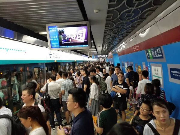 Chinesische Pendler Drängen Sich Während Der Hauptverkehrszeit Einer Bahn Station — Stockfoto