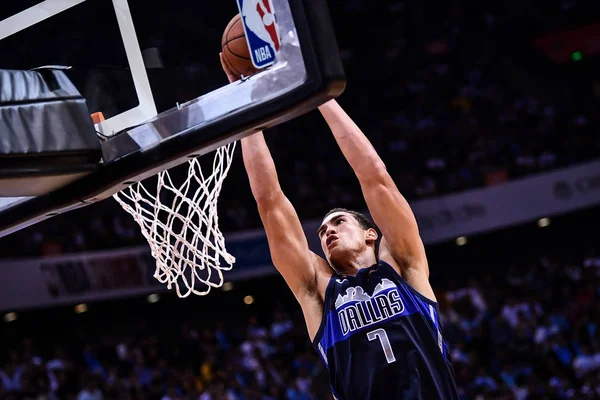 Dwight Powell Dallas Mavericks Zambulle Contra Philadelphia 76Ers Durante Partido — Foto de Stock