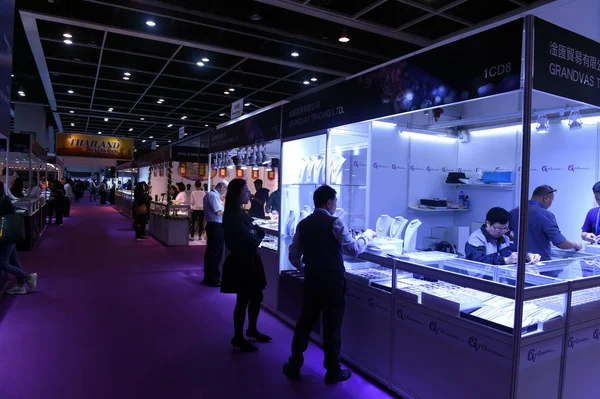 2018年11月29日在中国香港举行的 吉马香港珠宝制造商展 参观者会尝试珠宝 — 图库照片
