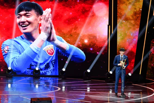 Jugador Fútbol Chino Yan Junling Shanghai Sipg Posa Con Trofeo — Foto de Stock