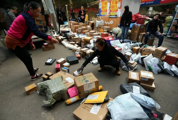 Des Étudiants Chinois Recherchent Dans Une Masse Colis Dont Plupart — Photo