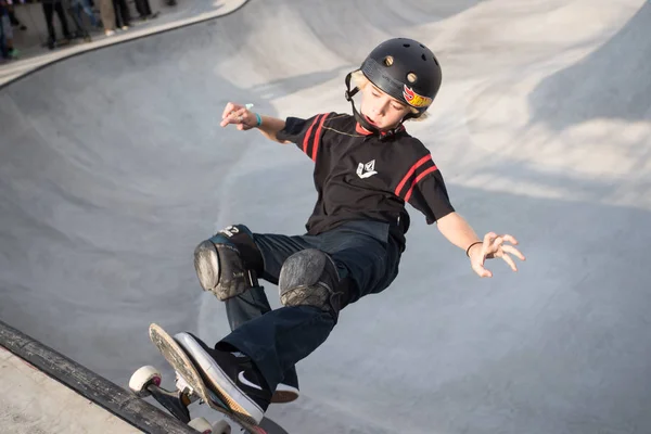 Odtwarzacz Konkuruje Trybie Meczu Mężczyzn Podczas 2018 Skate Park Skateboarding — Zdjęcie stockowe
