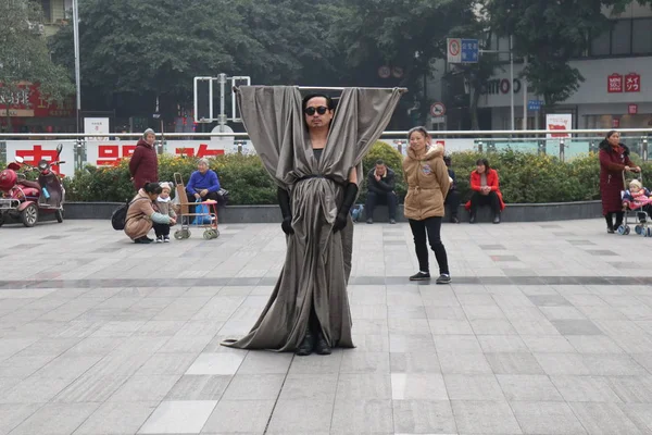 38の中国人男性は 彼の自作の 環境に優しい服を Xiaogang ています Meishan 南西部の四川省で人々が捨ててしまったカーテンで作られた 月2018 — ストック写真
