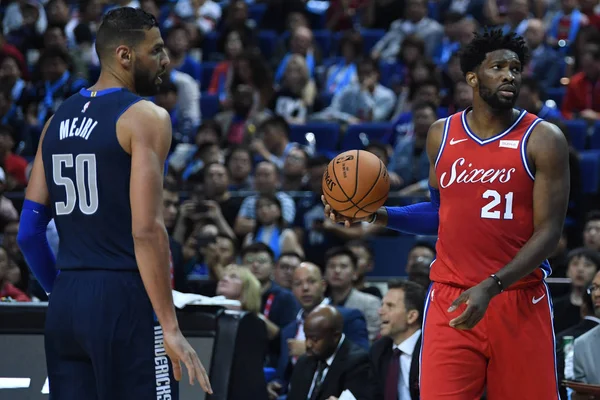 Joel Embiid Philadelphia 76Ers Destra Salah Mejri Dallas Mavericks Guardano — Foto Stock