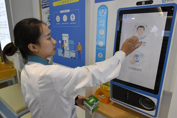 Employee Displays Buying Drugs Face Scanning Service Future Drugstore Chongqing — Stock Photo, Image