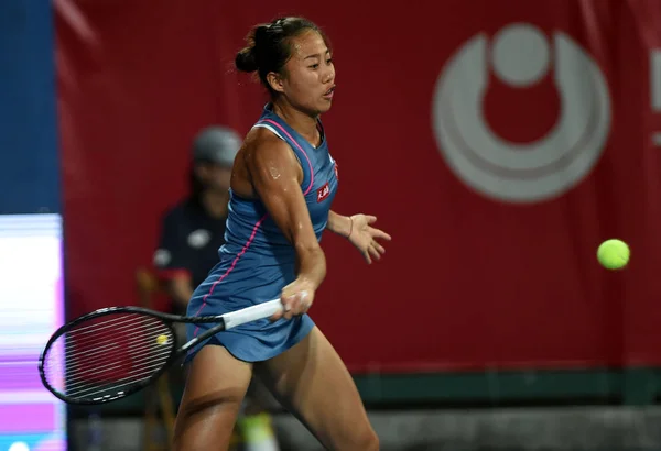 Zhang Shuai Della Cina Torna Colpo Sabina Sharipova Dell Uzbekistan — Foto Stock