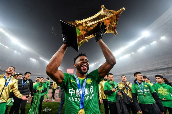 Fransk Född Kongolesiska Fotbollsspelare Cedric Bakambu Beijing Sinobo Guoan Innehar — Stockfoto